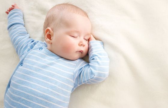 Bébé dort sur le dos